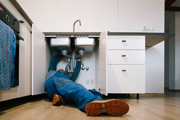 Professional Plumbing technician working in Hull, IA